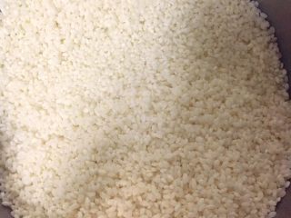 2、足球饭团,泡好的糯米沥干水分备用。