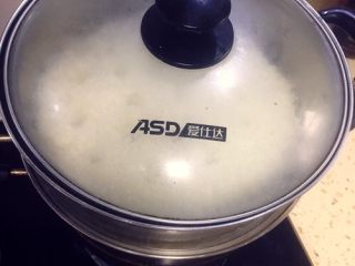 4、足球饭团,大火蒸15分钟。