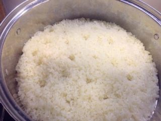 5、足球饭团,蒸好后的糯米。