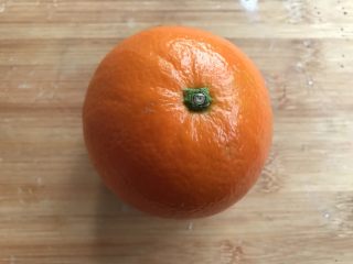 1、盐蒸橙子(止咳功效),取橙子一个。