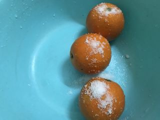 2、盐蒸橙子(止咳功效),用盐把橙子表皮反复搓洗去蜡。