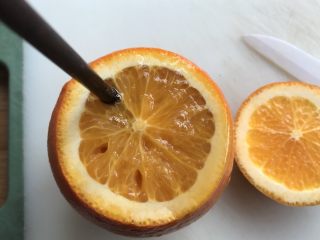 4、盐蒸橙子(止咳功效),用筷子不停地把橙子肉插散。