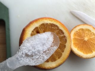 5、盐蒸橙子(止咳功效),加入食盐。