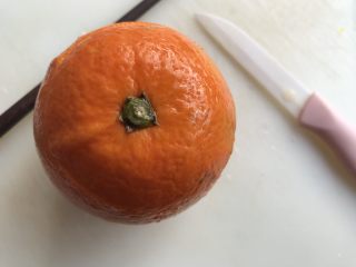 7、盐蒸橙子(止咳功效),盖上橙子盖。