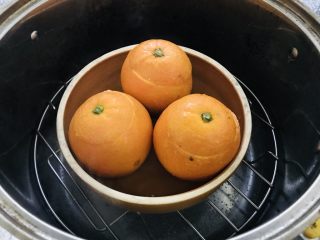 8、盐蒸橙子(止咳功效),大火,上蒸锅,把橙子用蒸钵盛放入蒸锅。我蒸了三个橙子。