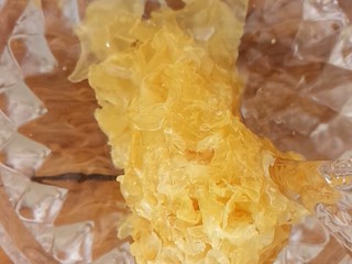 2、桃胶银耳雪燕羹,银耳提前半天泡发