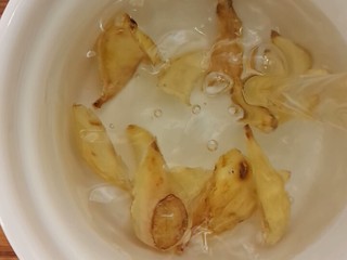 3、桃胶银耳雪燕羹,百合干提前2小时泡一泡