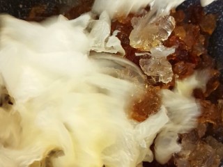 9、桃胶银耳雪燕羹,银耳也一同放进去
