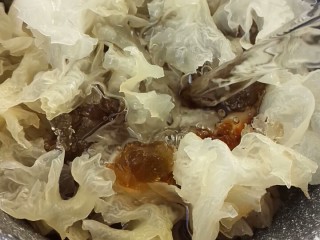 10、桃胶银耳雪燕羹,倒入足量的清水，可以多倒一些