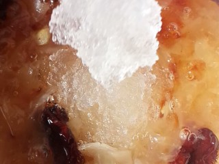 17、桃胶银耳雪燕羹,把雪燕放进去