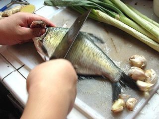 3、红烧鳊鱼,在鱼的两侧刈上花刀——这样可以容易入味