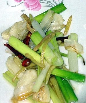 8、红烧鳊鱼,等葱蒜发黄的时候就可以把配料捞出待用,红辣椒特别注意不能炸黑了,那就不好看了