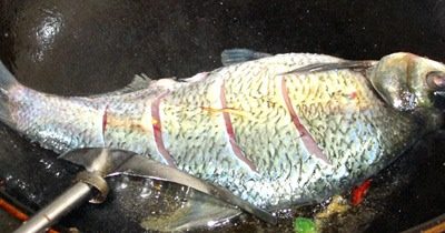 9、红烧鳊鱼,剩下的油用来煎鱼吧!油温6分就可以了