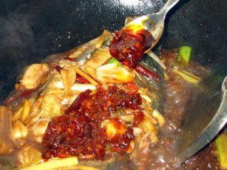13、红烧鳊鱼,加入一大勺豆瓣酱,这个是我很喜欢的东西～～家乡基本是用自制的红辣椒糊!