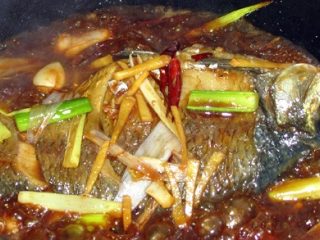14、红烧鳊鱼,烧一小会,鱼就熟了,时间久了就容易破坏外形!