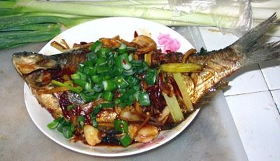 15、红烧鳊鱼,现在把鱼盛盘了,洒上葱叶