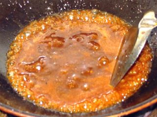 16、红烧鳊鱼,锅里还有一些汤呢!精华所在啊!加入少许糖和醋,味素,调好一碗底的水淀粉,下锅,大火烧开,迅速搅拌均匀,有一点粘稠的时候就起锅!