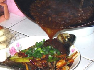 17、红烧鳊鱼,最后工序——浇上汤汁!汁的多少自己把握,少了太干,多了没味!