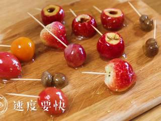 10、24m+自制冰糖葫芦（宝宝辅食）,如果怕粘的话，可以在木板上刷少量的植物油~