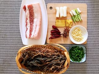 1、梅菜扣肉,准备五花肉500g，梅干菜250g，大葱洗净切3段，小葱3棵洗净葱白部分切段，葱绿部分切末，姜片适量，八角2颗，蒜瓣3瓣洗净切末，干辣椒6个。