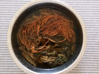 2、梅菜扣肉,梅干菜提前三个小时泡发，中途换水几次，将梅干菜中的杂质洗净。