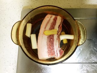 3、梅菜扣肉,五花肉洗净冷水下锅，放入姜片3片，大葱段3段，料酒1勺。