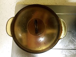 4、梅菜扣肉,盖上盖子，大火煮开转小火继续煮30分钟后取出。