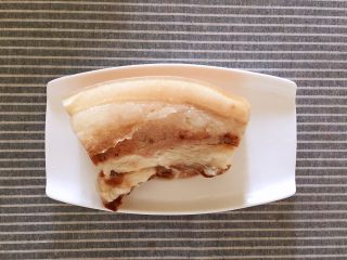 5、梅菜扣肉,取出五花肉晾凉。