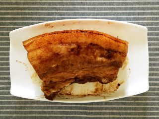 6、梅菜扣肉,晾凉的五花肉每一面抹上老抽，用红酱油效果更好。红酱油可以用红糖水加上酱油调好抹在五花肉上。