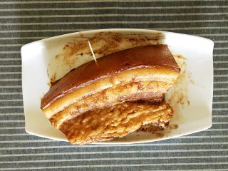 7、梅菜扣肉,用牙签在肉皮面扎上无数的小孔（可以在炸肉皮时使肉皮起泡）。然后静置20分钟。