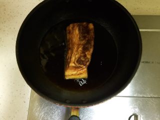 10、梅菜扣肉,待油六成热时放入五花肉，肉皮朝下先炸肉皮，炸至每个面呈金黄色即可。