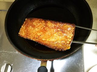 12、梅菜扣肉,炸至五花肉每一面呈金黄色即可捞出。