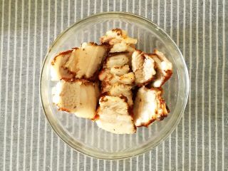 15、梅菜扣肉,然后将切好的五花肉放入碗中，注意放入碗中的五花肉一定要肉皮朝下放入碗中。