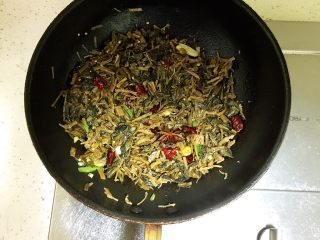 17、梅菜扣肉,然后再放入之前切好的梅干菜炒两分钟。