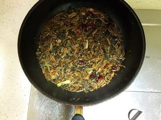 18、梅菜扣肉,再加入60ml老抽，然后加入适量的清水（水刚好没过梅干菜就行），再加入盐约10g，再加入白糖约30g（也可用冰糖），再加入适量的味精翻炒均匀，大火煮开转中火继续煮上20分钟。