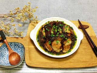 21、梅菜扣肉,最后将蒸好的五花肉取出，然后找一个盘子，将碗中的五花肉倒扣在盘子中，撒上葱花即可。梅菜扣肉就做好了，肥而不腻，肉烂味香，配上咸香的梅干菜，香味扑鼻，让我直咽口水，不说了，我先去盛三碗白米饭????。