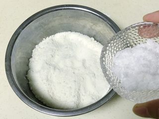 3、悠悠清香米蒸糕,加糖搅拌均匀，直接用手拌