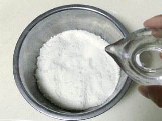 4、悠悠清香米蒸糕,水要慢慢地加入，手搅拌时感觉粉有点受潮的感觉即可，看到颗粒变粗