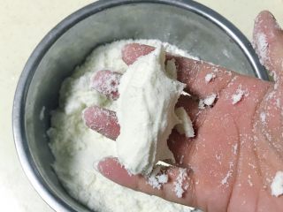 5、悠悠清香米蒸糕,用手能轻易地捏紧粉团，如图