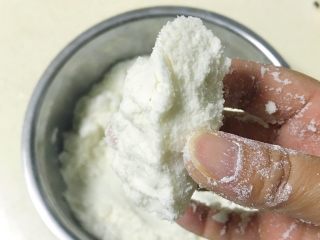 6、悠悠清香米蒸糕,拿起粉团不会散架就可以了，如图