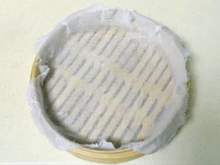7、悠悠清香米蒸糕,蒸笼里垫一块蒸笼布或者纱布
