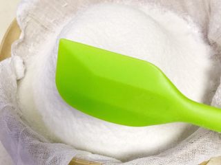 11、悠悠清香米蒸糕,用刮刀轻轻地抹平