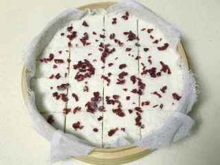 17、悠悠清香米蒸糕,均匀撒上切碎的蔓越莓