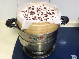 18、悠悠清香米蒸糕,锅里放多点水，把蒸笼放上