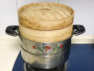 19、悠悠清香米蒸糕,盖上蒸笼盖，大火蒸三十分钟