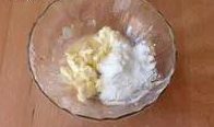 2、小清新抹茶饼干,烤箱预热到150℃，首先把黄油切成小块，在室温下放软然后加入白砂糖