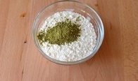 6、小清新抹茶饼干,把抹茶粉跟面粉在另一个碗里混合均匀