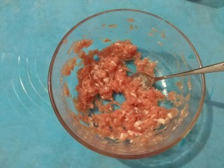 3、家庭版自制锅贴,继续顺时针搅拌，直到搅上劲，如图所示。