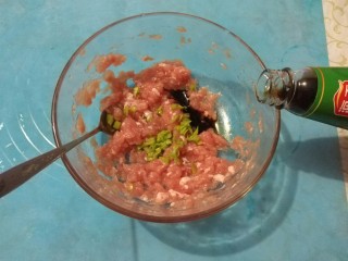 4、家庭版自制锅贴,加入少许葱末，2勺酱油，1勺耗油搅匀即可。