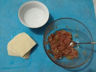 5、家庭版自制锅贴,准备好馄饨皮和一碗清水。